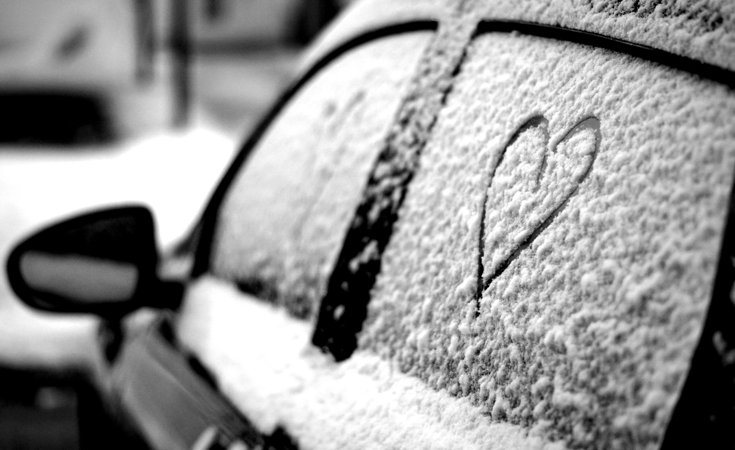 auto sneeuw hartje in raam